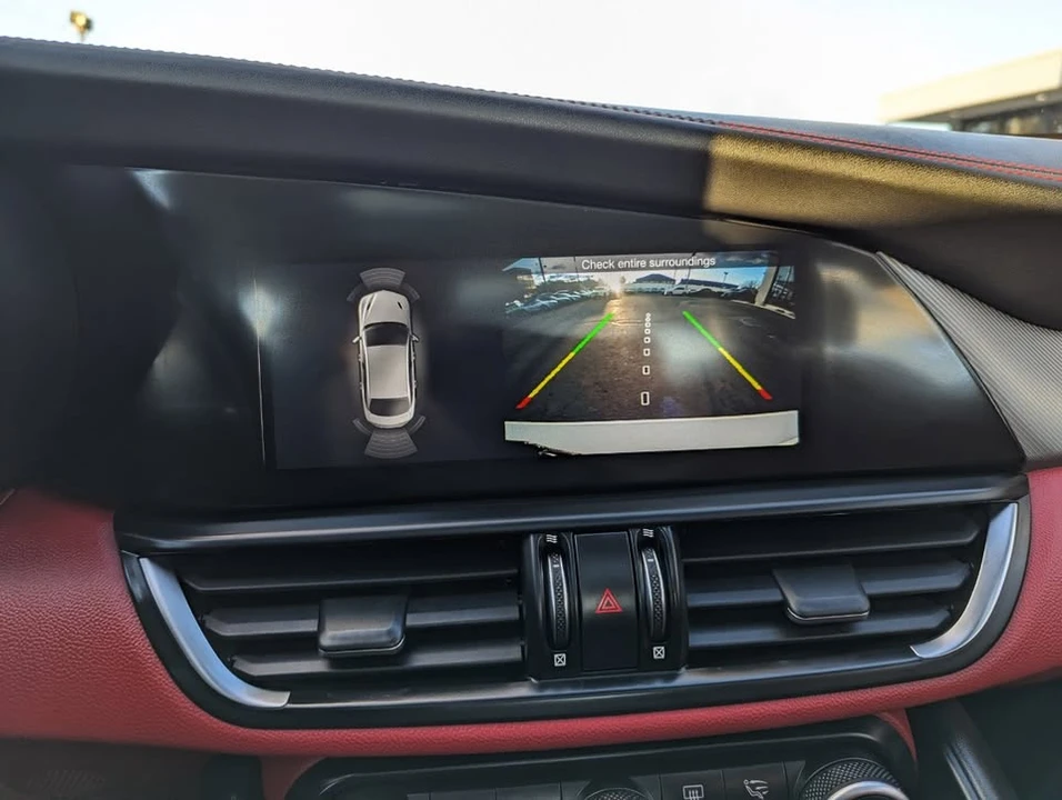 2018 Alfa Romeo Giulia - Image 13 of 19