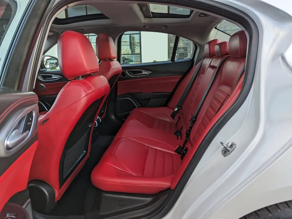 2018 Alfa Romeo Giulia - Image 18 of 19
