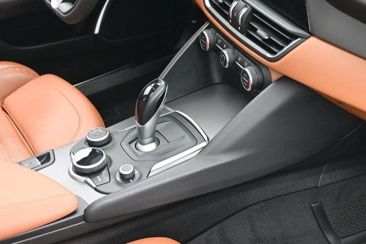 2018 Alfa Romeo Giulia - Image 16 of 20