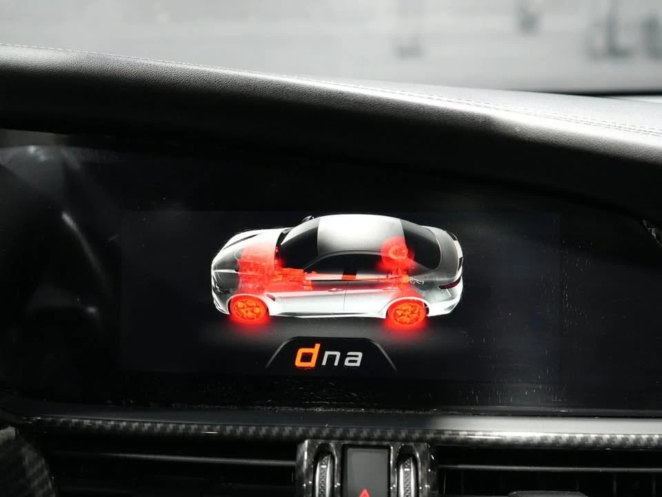 2018 Alfa Romeo Giulia - Image 19 of 20