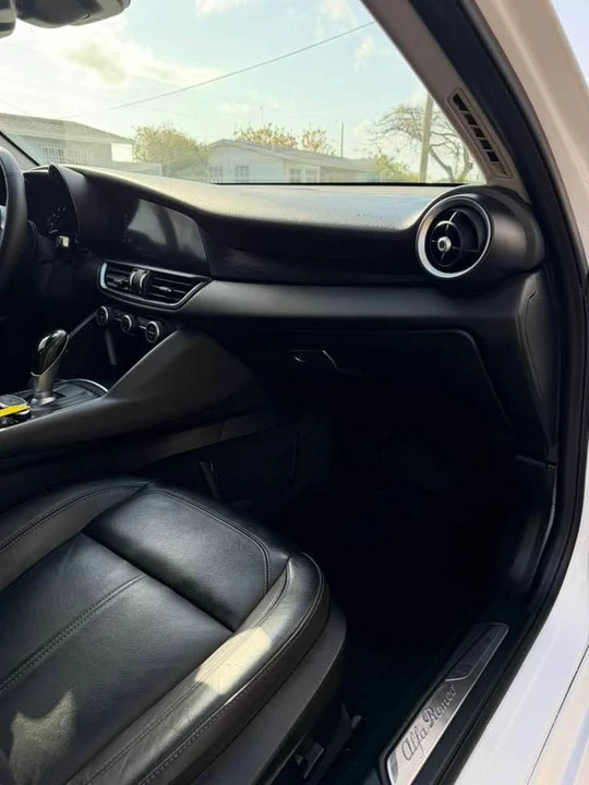 2018 Alfa Romeo Giulia - Image 16 of 17