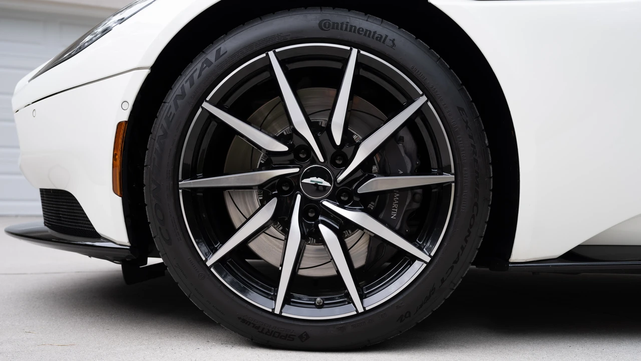 2018 Aston Martin DB11 V8 - Image 29 of 31