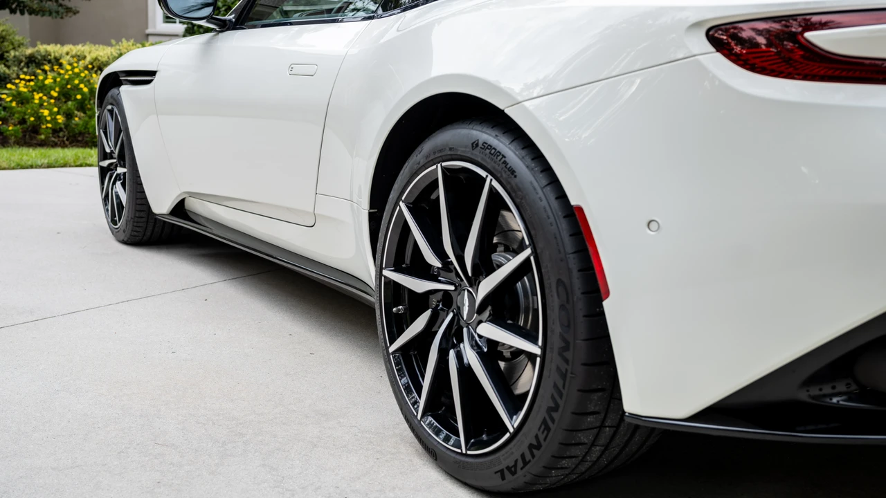 2018 Aston Martin DB11 V8 - Image 18 of 31