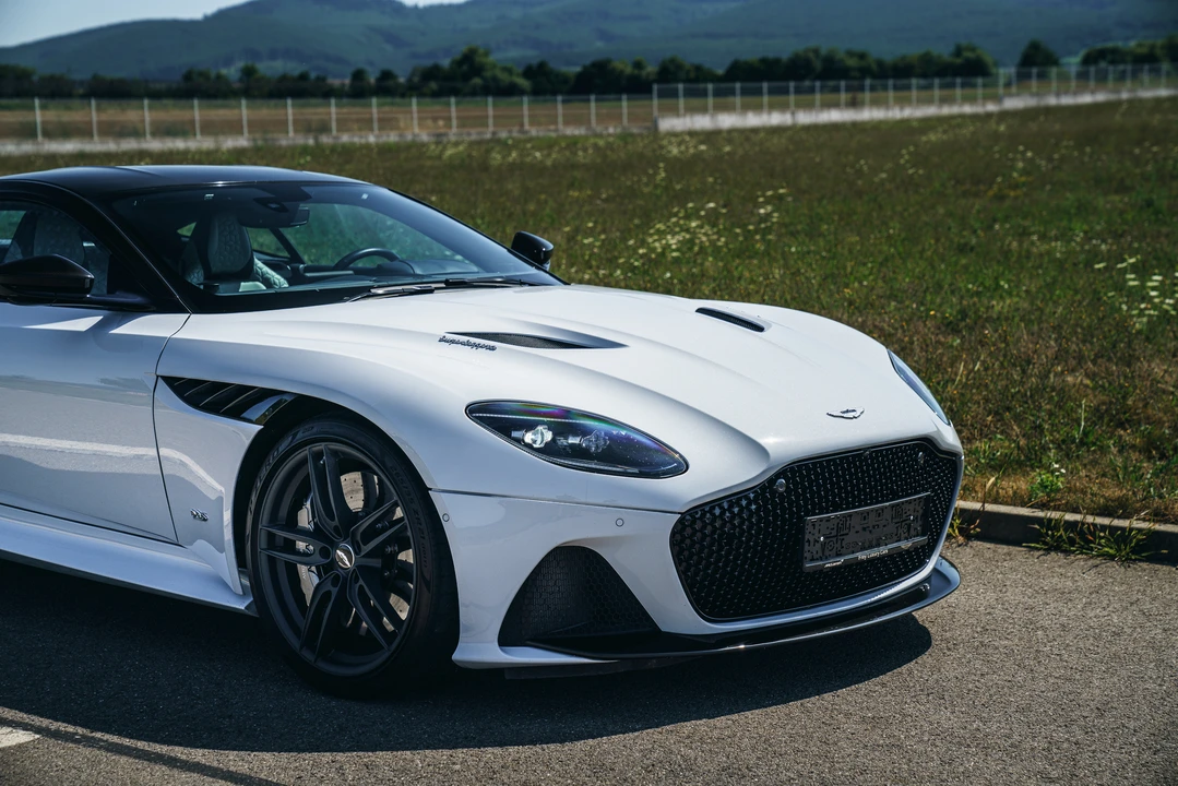 2018 Aston Martin DBS Superleggera - Image 9 of 31