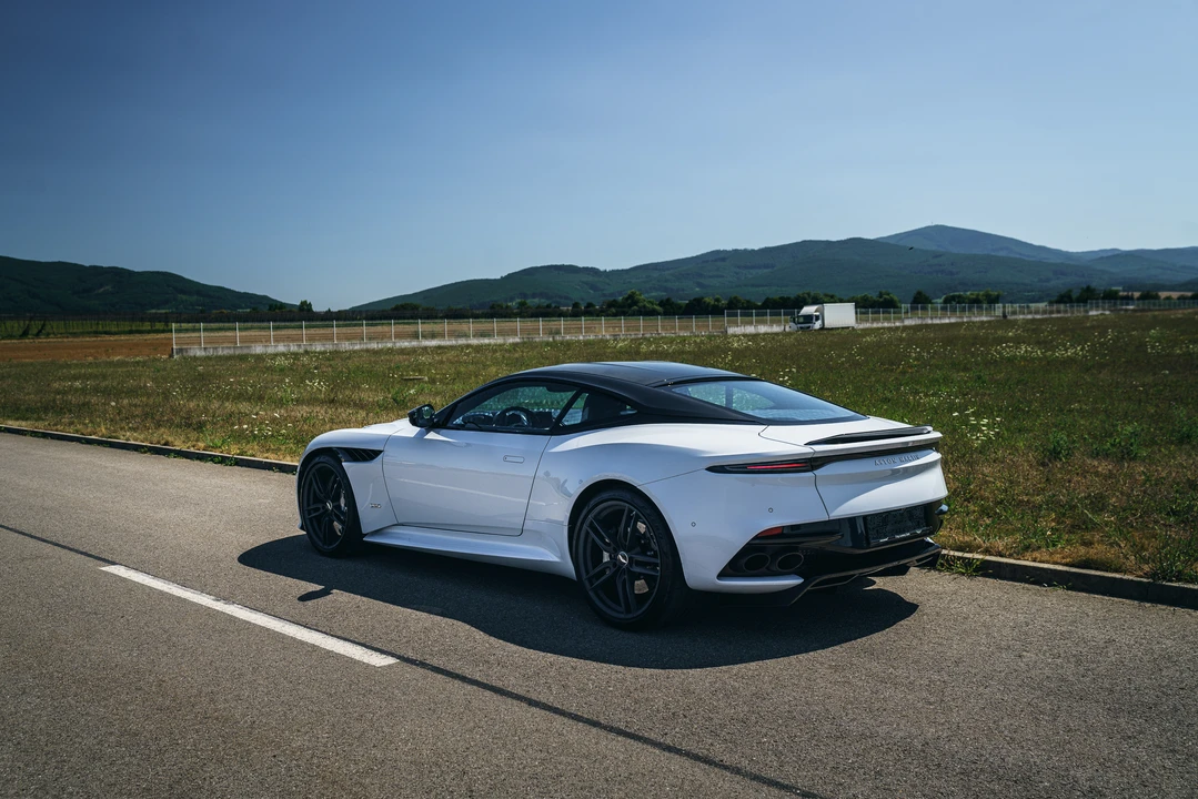 2018 Aston Martin DBS Superleggera - Image 7 of 31