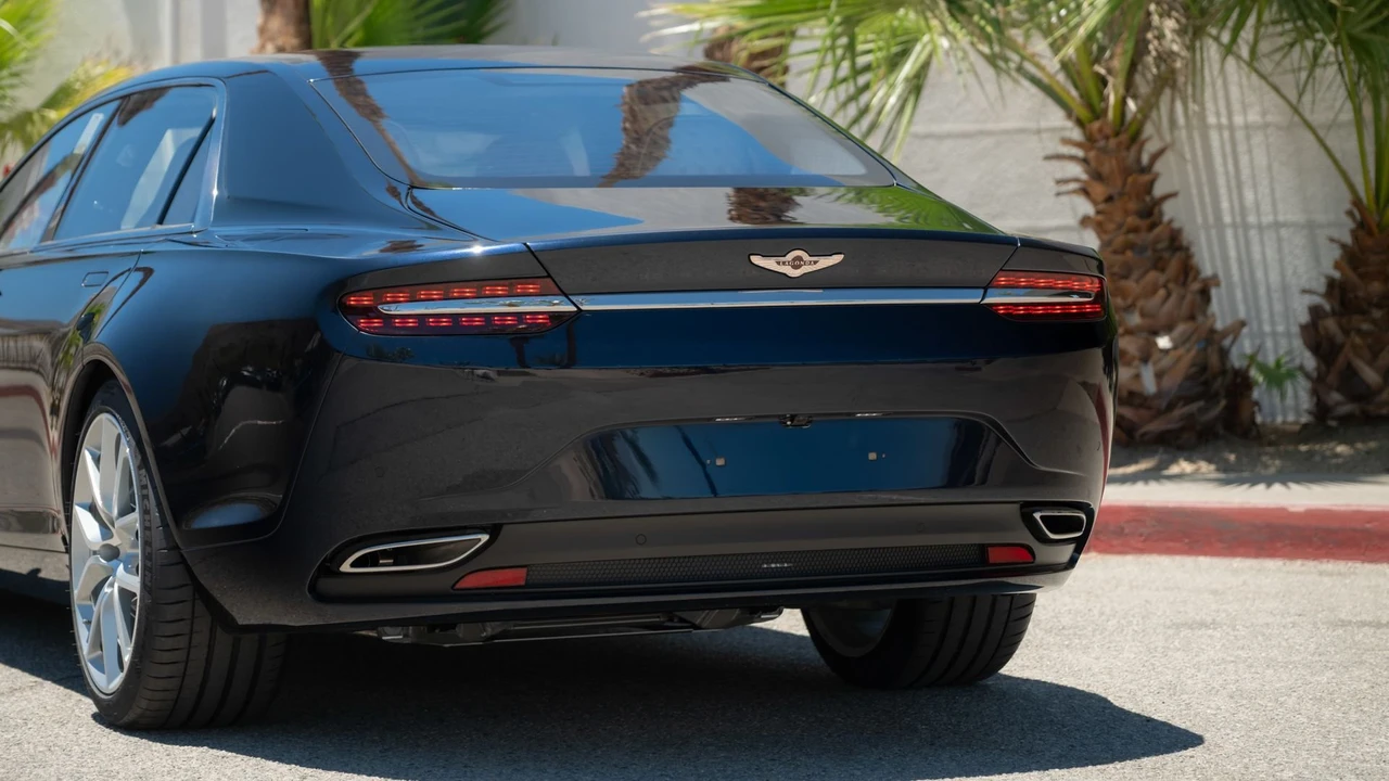 2018 Aston Martin Lagonda - Image 14 of 31