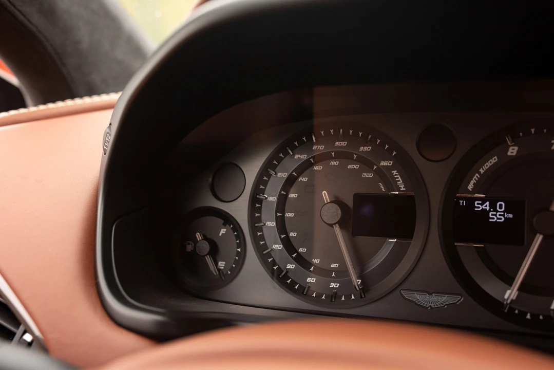 2018 Aston Martin - Image 8 of 31