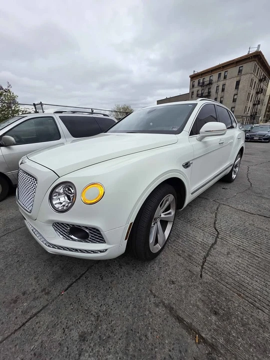 2018 Bentley Bentayga - Image 2 of 11
