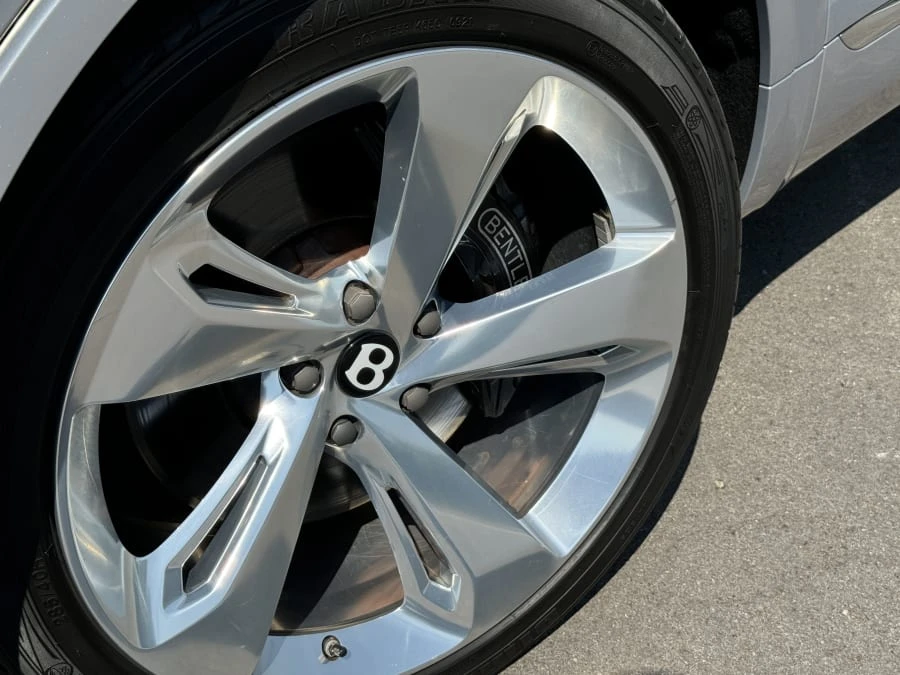 2018 Bentley Bentayga - Image 8 of 31