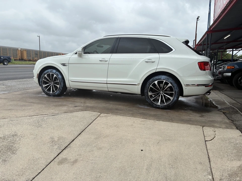 2018 Bentley Bentayga - Image 16 of 31
