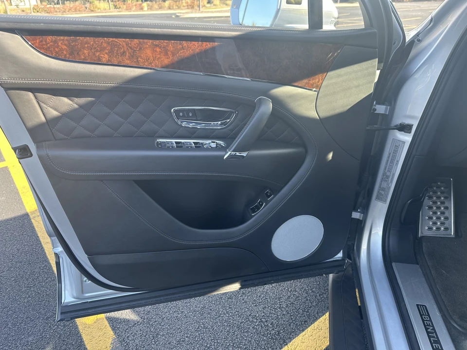 2018 Bentley Bentayga - Image 29 of 31