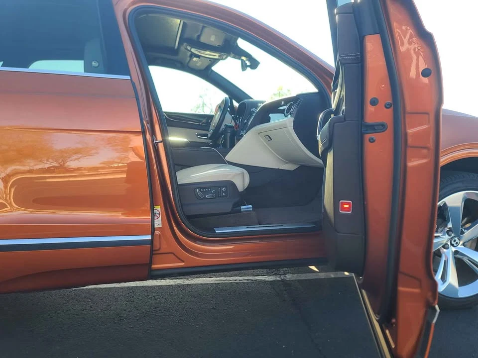 2018 Bentley Bentayga - Image 11 of 17