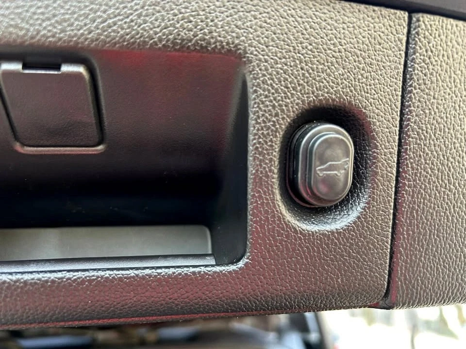 2018 Cadillac Escalade 4th Gen - Image 18 of 20