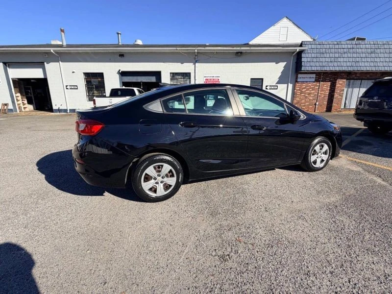 2018 Chevrolet Cruze - Image 10 of 12