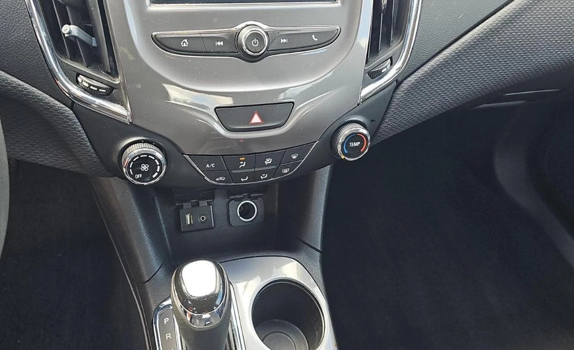 2018 Chevrolet Cruze - Image 10 of 13