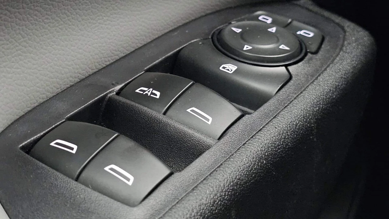 2018 Chevrolet Equinox - Image 16 of 21