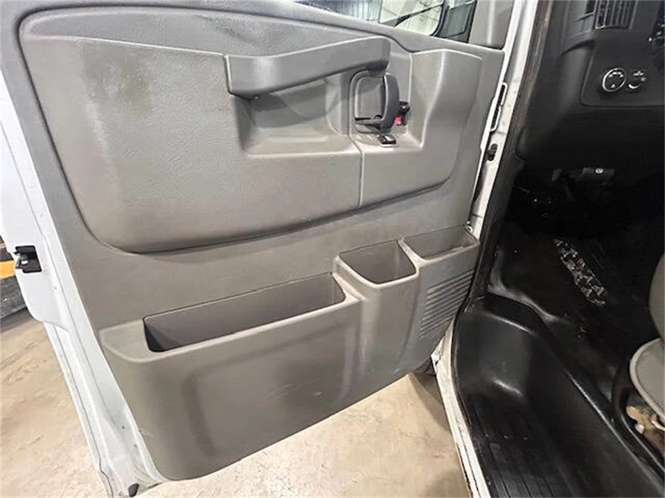 2018 Chevrolet Express - Image 11 of 18