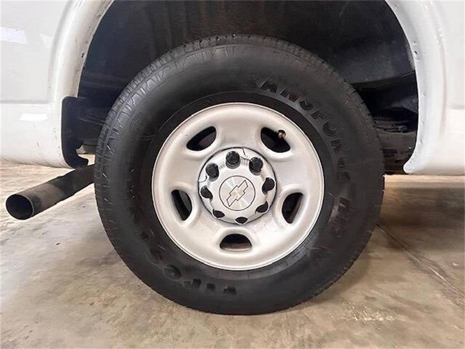 2018 Chevrolet Express - Image 17 of 18