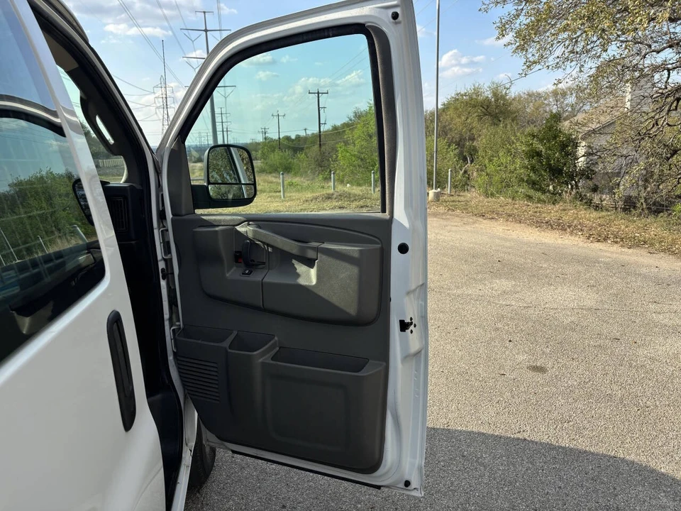 2018 Chevrolet Express - Image 20 of 21