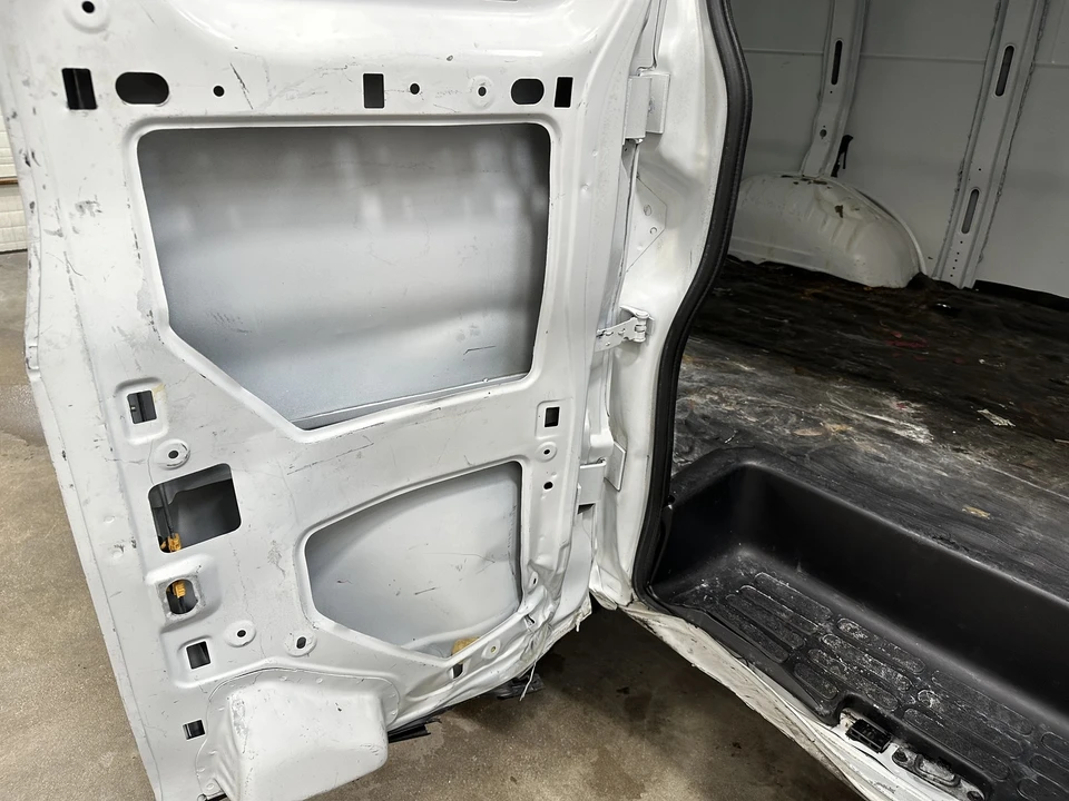 2018 Chevrolet Express - Image 16 of 20