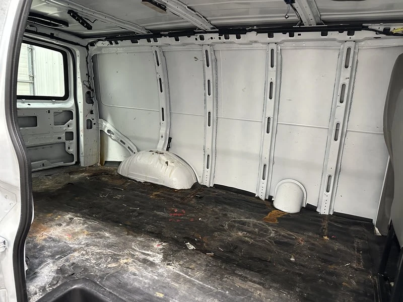 2018 Chevrolet Express - Image 17 of 20