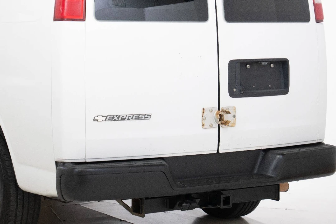 2018 Chevrolet Express - Image 15 of 21