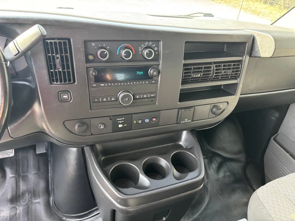 2018 Chevrolet Express - Image 27 of 30