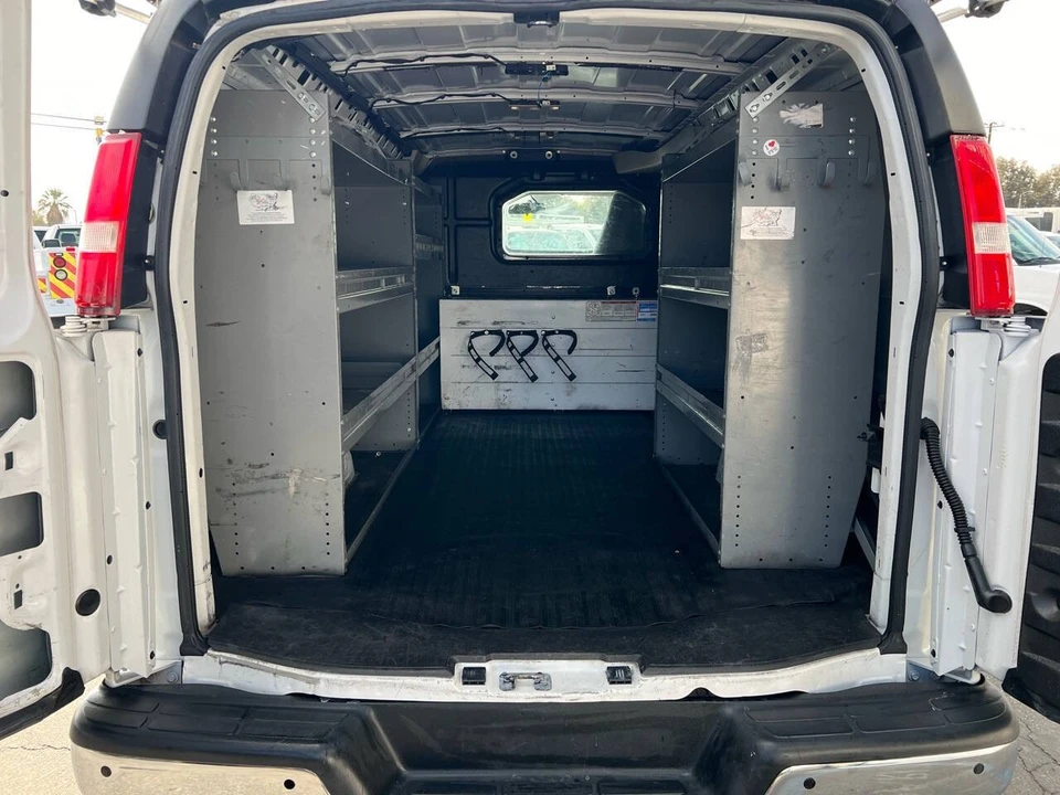 2018 Chevrolet Express - Image 15 of 21