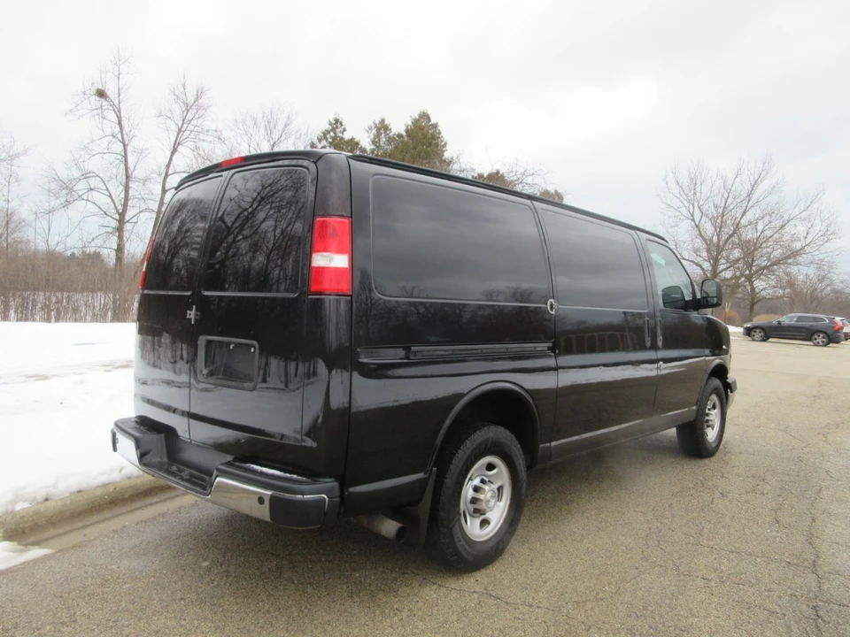 2018 Chevrolet Express - Image 17 of 21