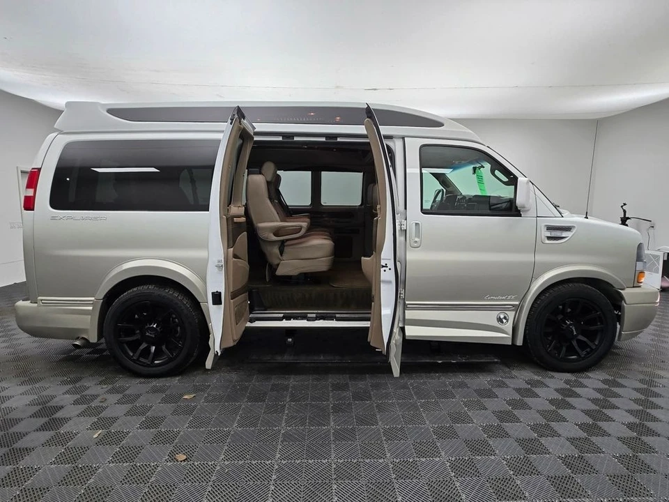2018 Chevrolet Express - Image 8 of 12