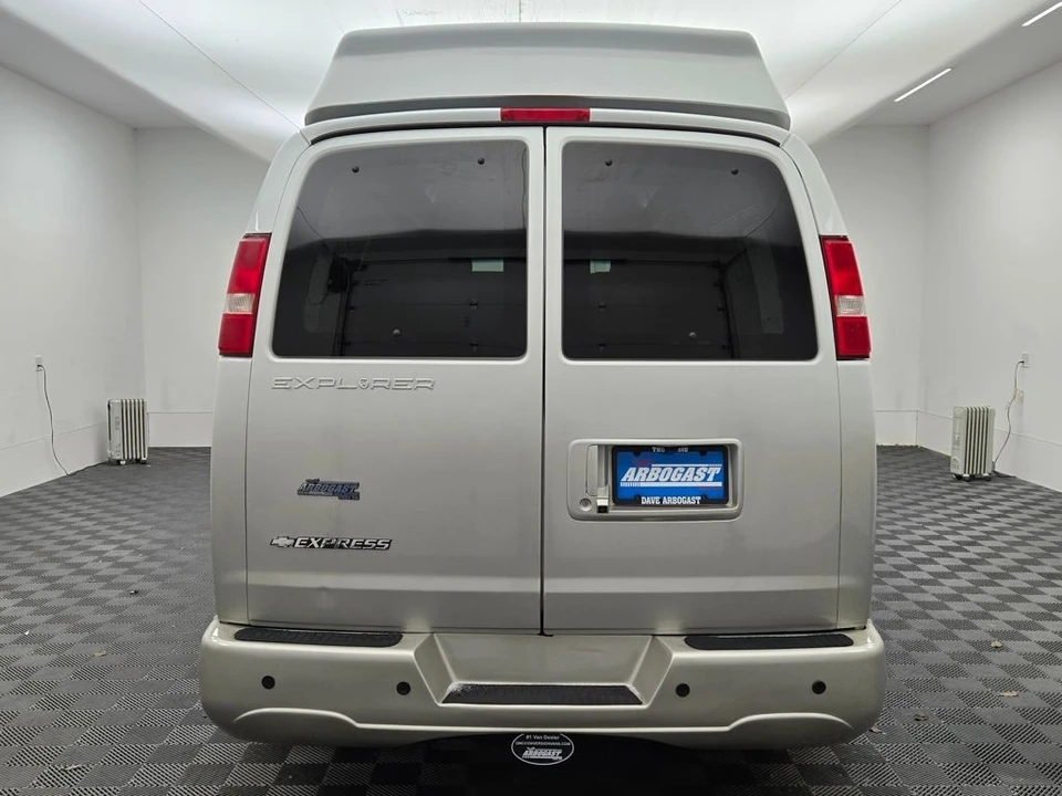 2018 Chevrolet Express - Image 10 of 12