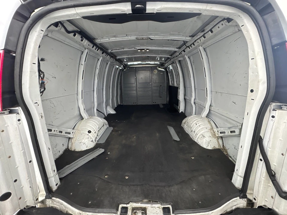 2018 Chevrolet Express - Image 15 of 16