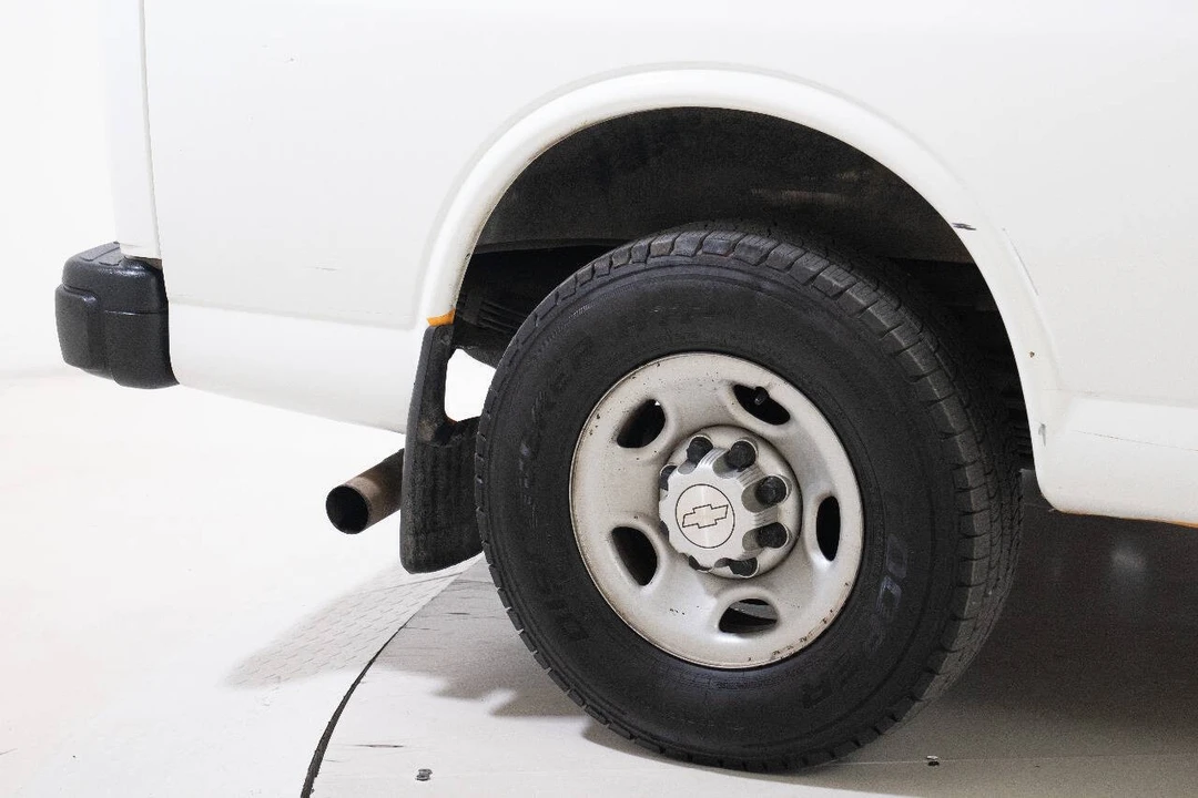 2018 Chevrolet Express - Image 15 of 21