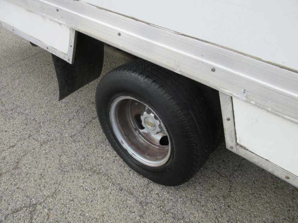 2018 Chevrolet Express - Image 17 of 21