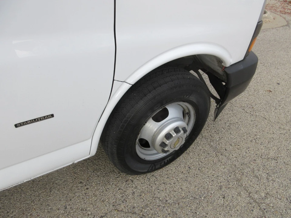 2018 Chevrolet Express - Image 15 of 21