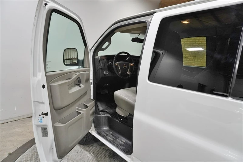 2018 Chevrolet Express - Image 20 of 21