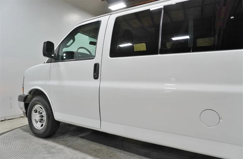 2018 Chevrolet Express - Image 20 of 21