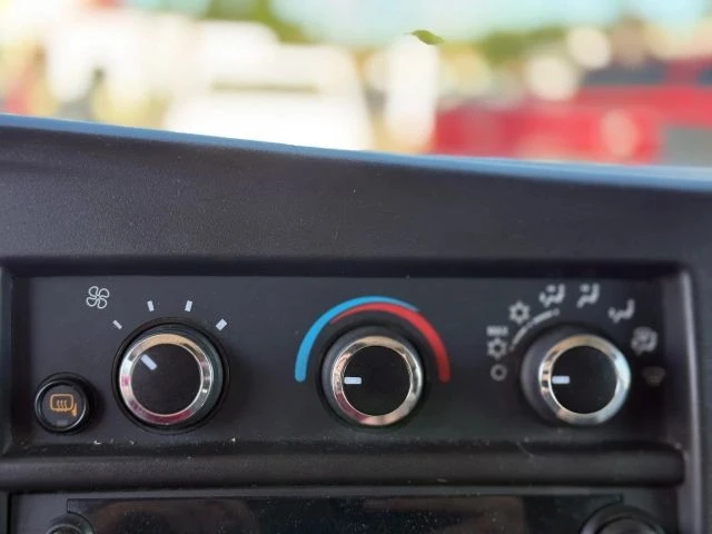 2018 Chevrolet Express - Image 15 of 25