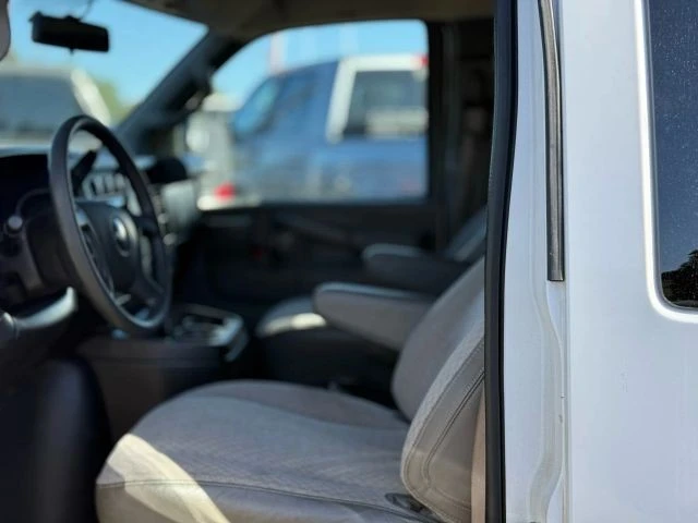 2018 Chevrolet Express - Image 10 of 25