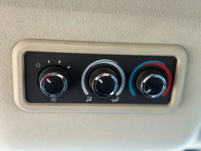 2018 Chevrolet Express - Image 19 of 25