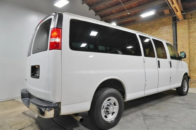 2018 Chevrolet Express - Image 10 of 12