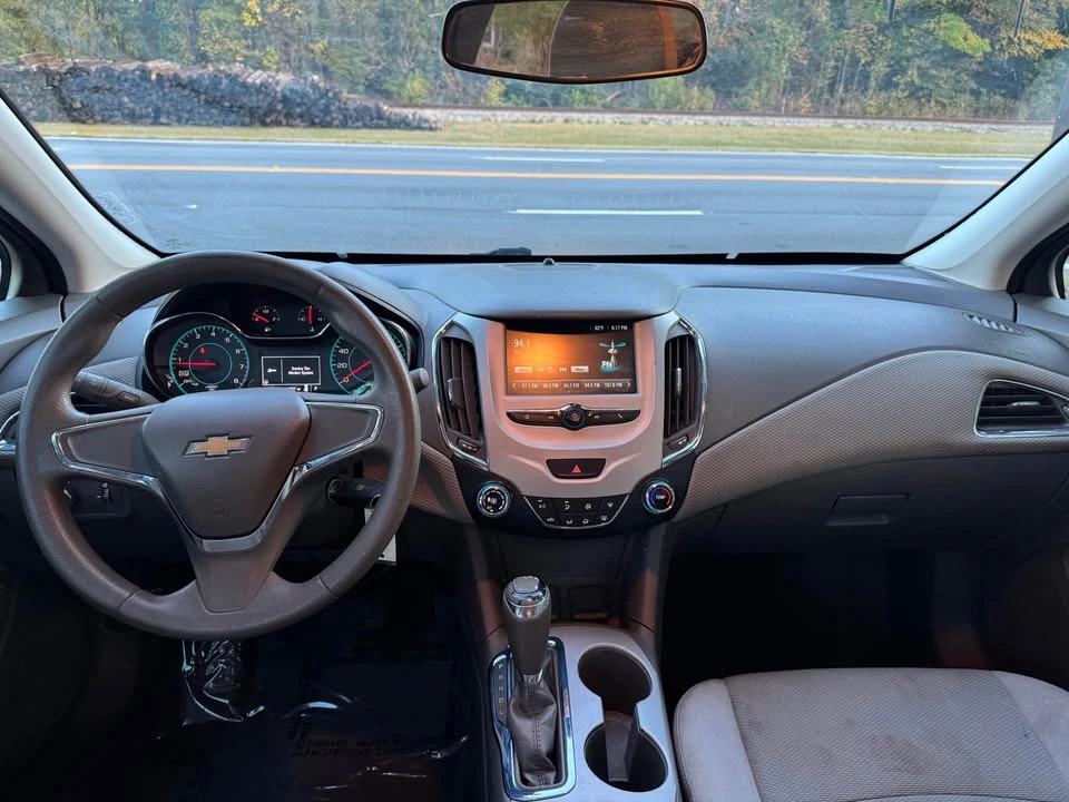 2018 Chevrolet Cruze - Image 11 of 13