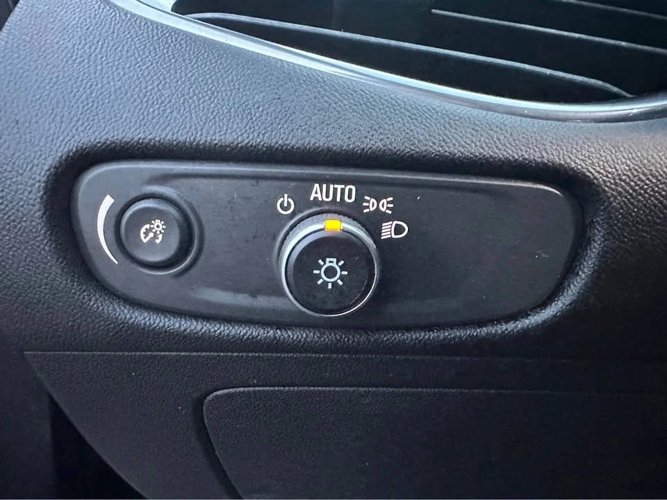 2018 Chevrolet Malibu - Image 14 of 17