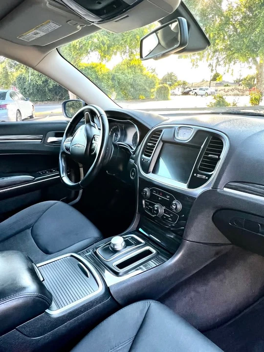 2018 Chrysler 300 (2005-2023) - Image 4 of 15