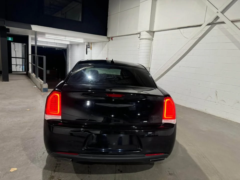 2018 Chrysler 300 (2005-2023) - Image 11 of 13