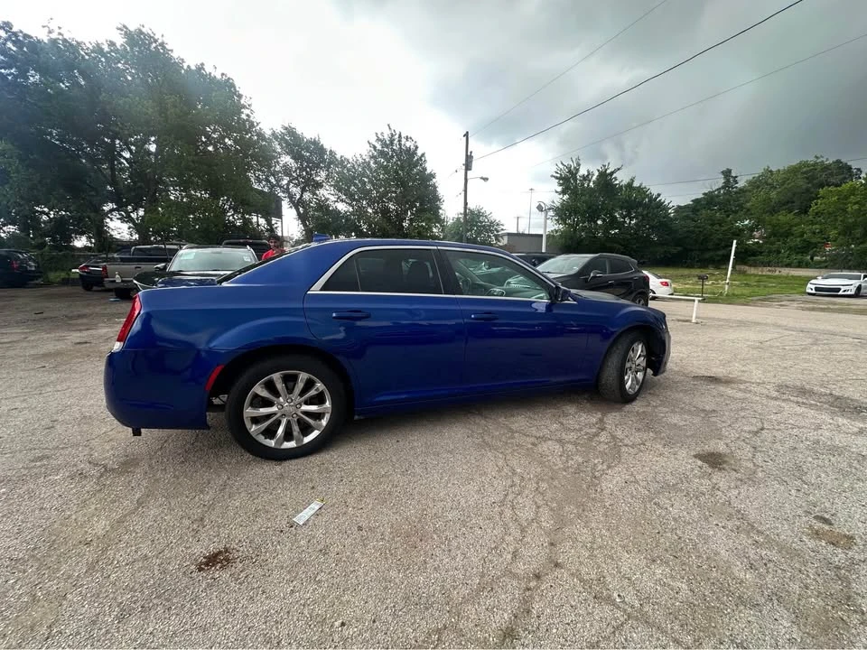 2018 Chrysler 300 (2005-2023) - Image 8 of 17