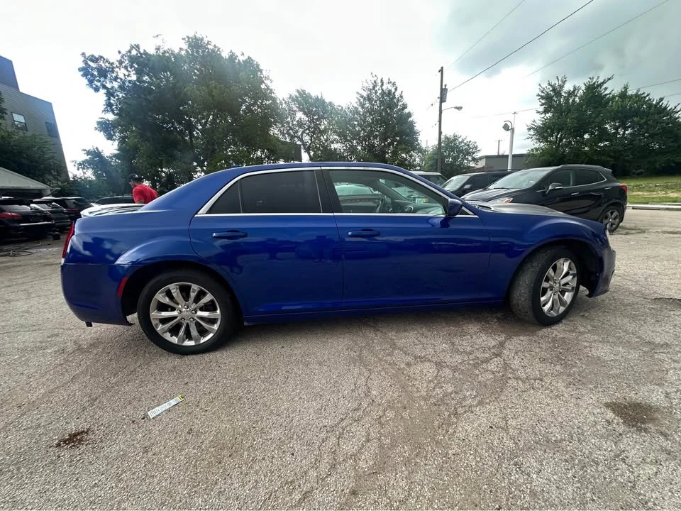 2018 Chrysler 300 (2005-2023) - Image 10 of 17