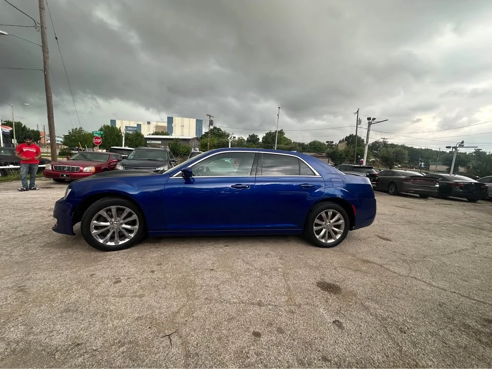 2018 Chrysler 300 (2005-2023) - Image 4 of 17