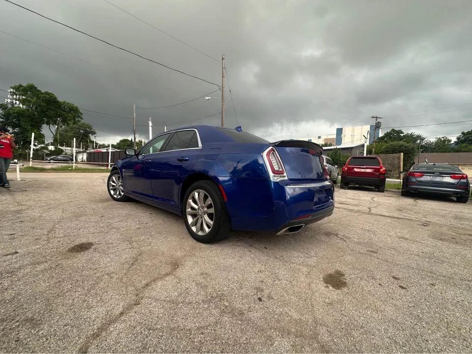 2018 Chrysler 300 (2005-2023) - Image 5 of 17
