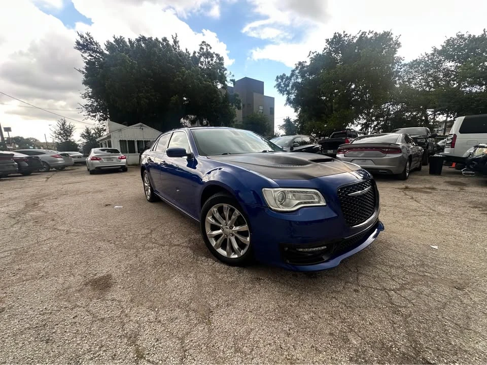 2018 Chrysler 300 (2005-2023) - Image 11 of 17